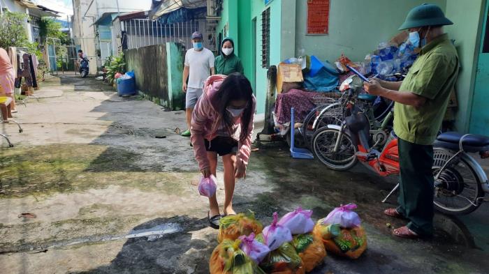 Trao cho người dân ở khu vực đường Dương Đình Hội, P.Phước Long B (ngày 22/09/2021)